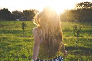 mujer espaldas hacia el sol